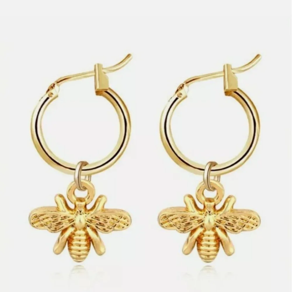 Brand New 18k Bee ๐ beautiful Gold Stud Earrings - Picture 1 of 9